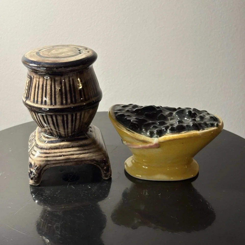 Vintage Pot Belly Stove Coal Bucket Salt Pepper Shaker Set Kitschy MCM